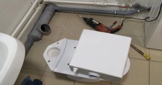 Установка напольного унитаза в Климовске: монтаж под ключ от СантехДомКлс от 5150 рублей.